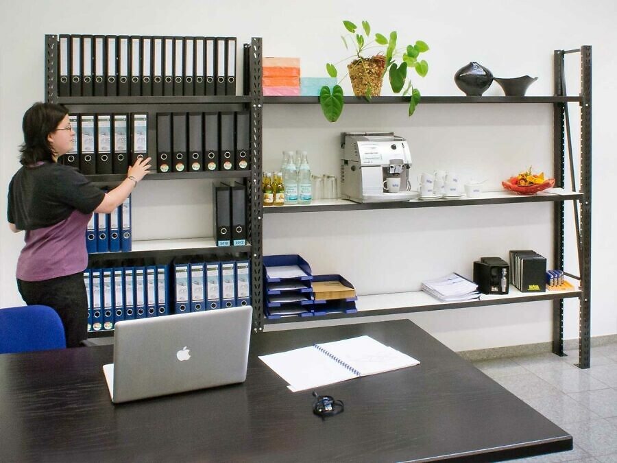 Das LEO WS Büroregal schafft flexible Ordnung im Büro